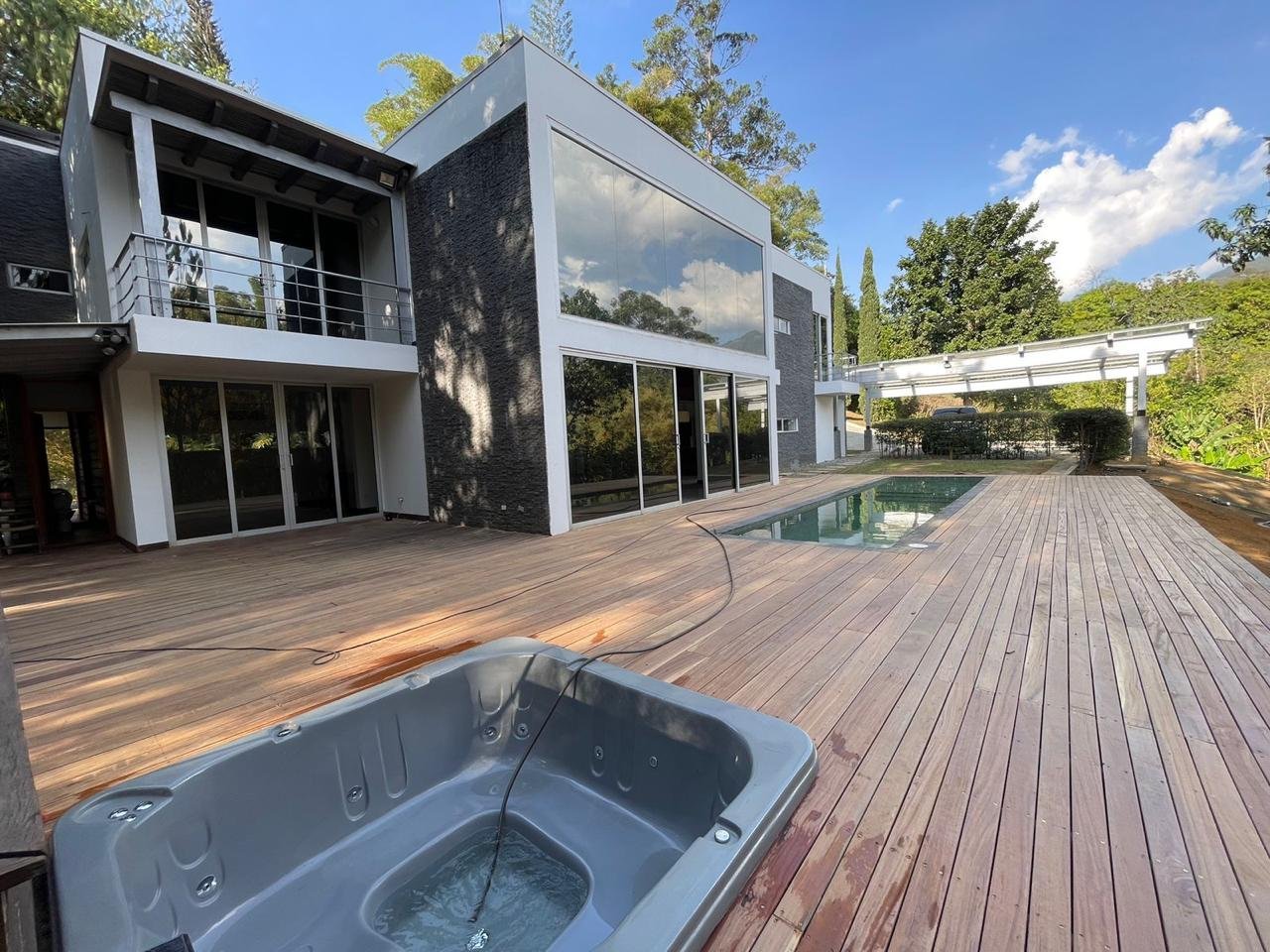 Modern Luxury Country Home in Copacabana – Ideal for Living or Rental Income — Copacabana