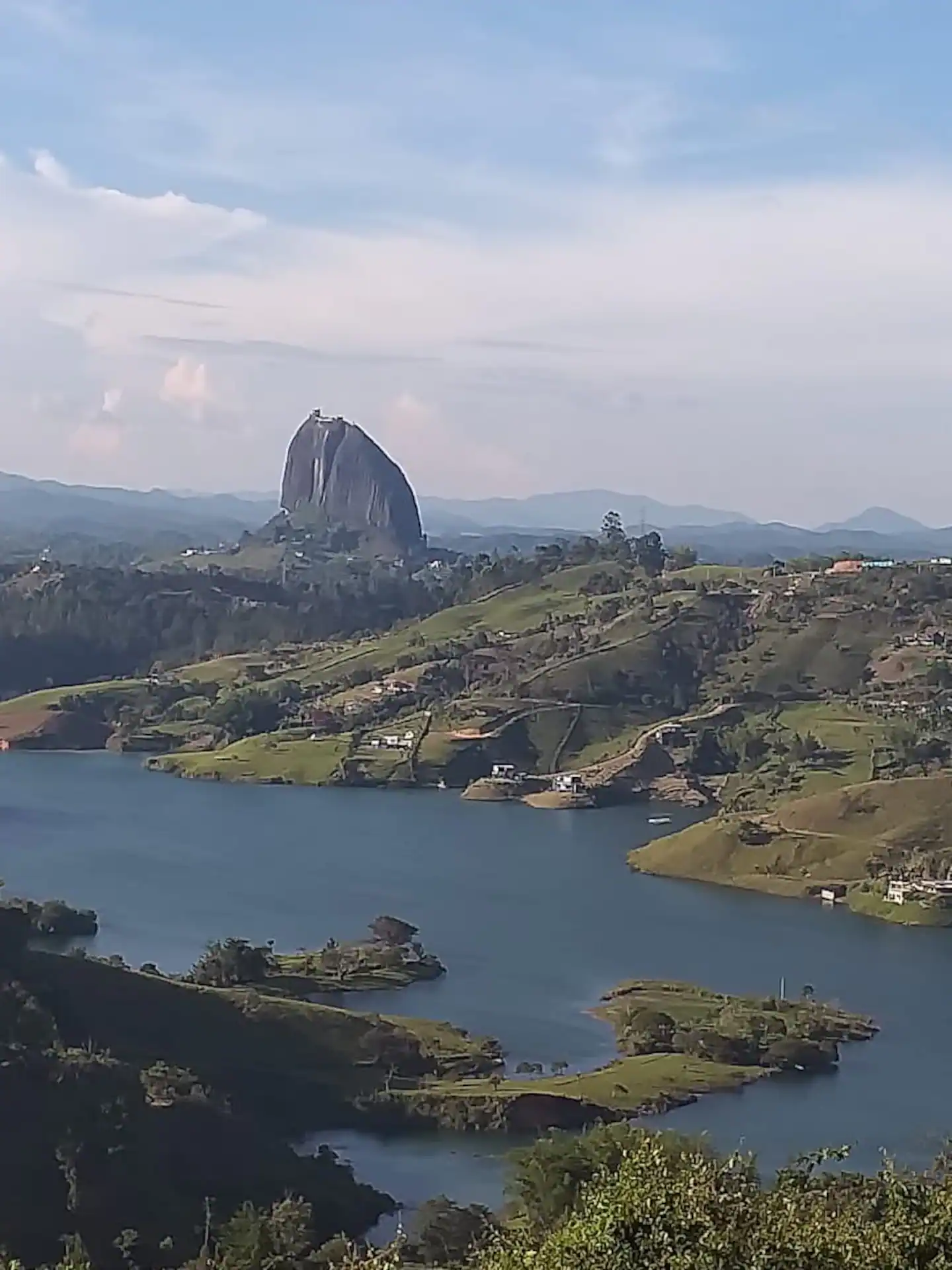 Lakefront Property for Sale in Guatapé – Exclusive Waterfront Investment — Guatapé