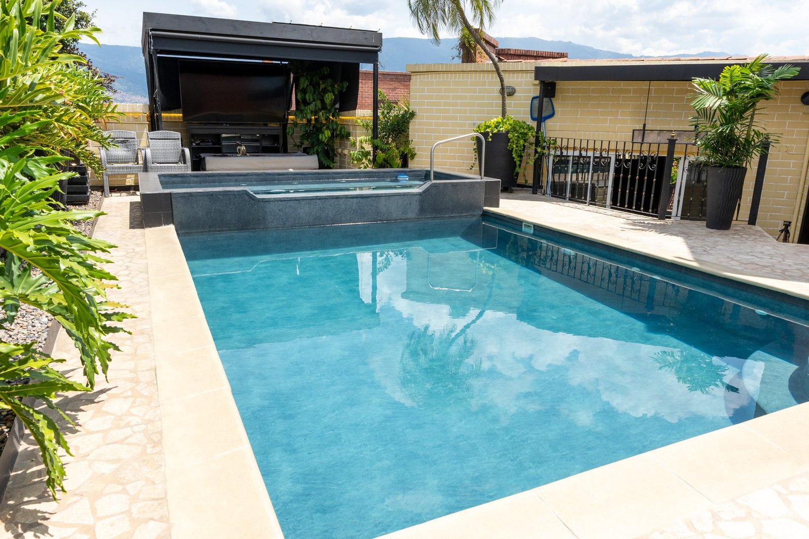 Luxury Penthouse in Laureles, Medellín – High-End Living in Prime Location — Laureles
