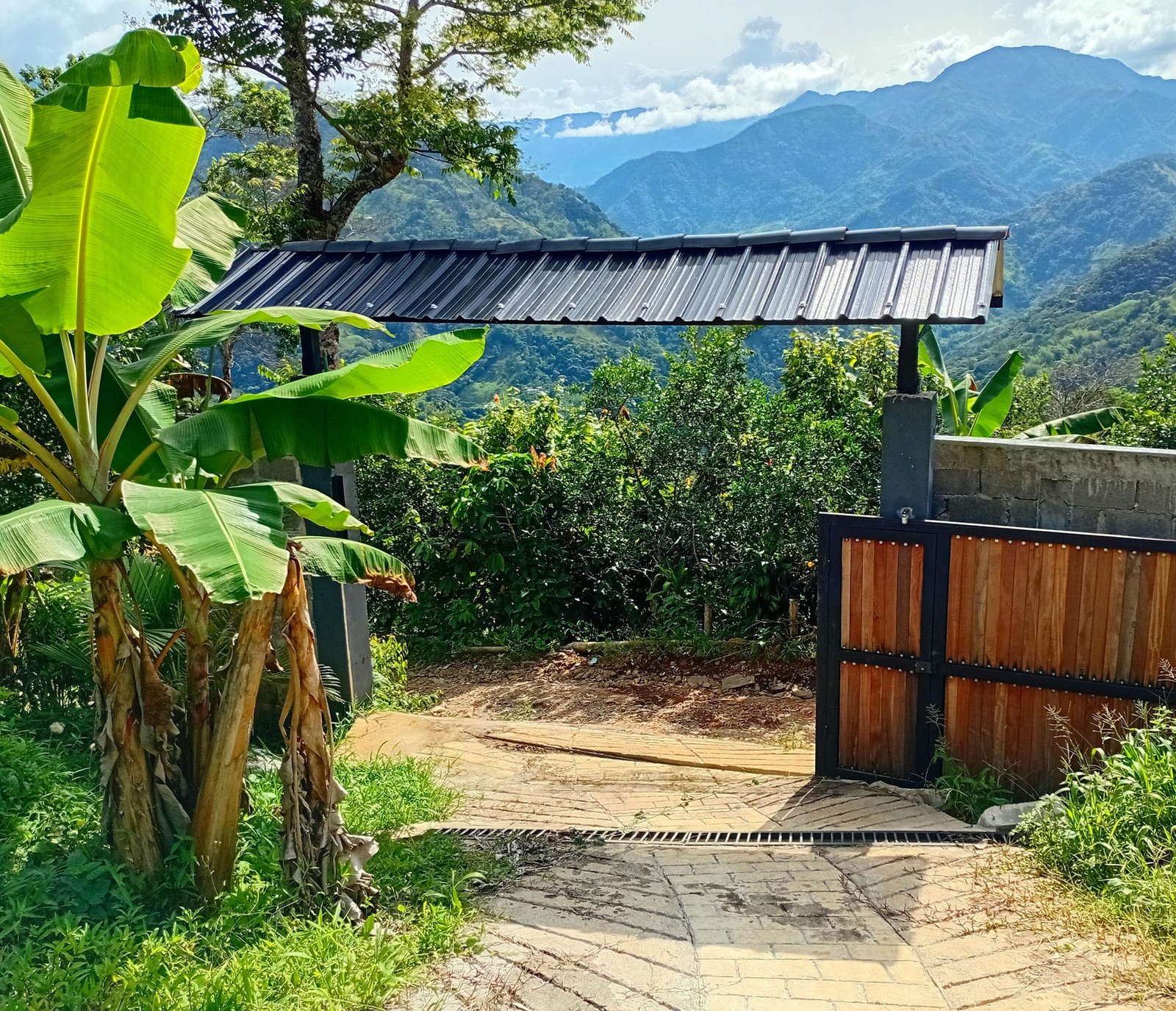 Modern Off-Grid Ranch in Cocorná | 3 Hectares with Waterfall and Development Potential — Cocorná