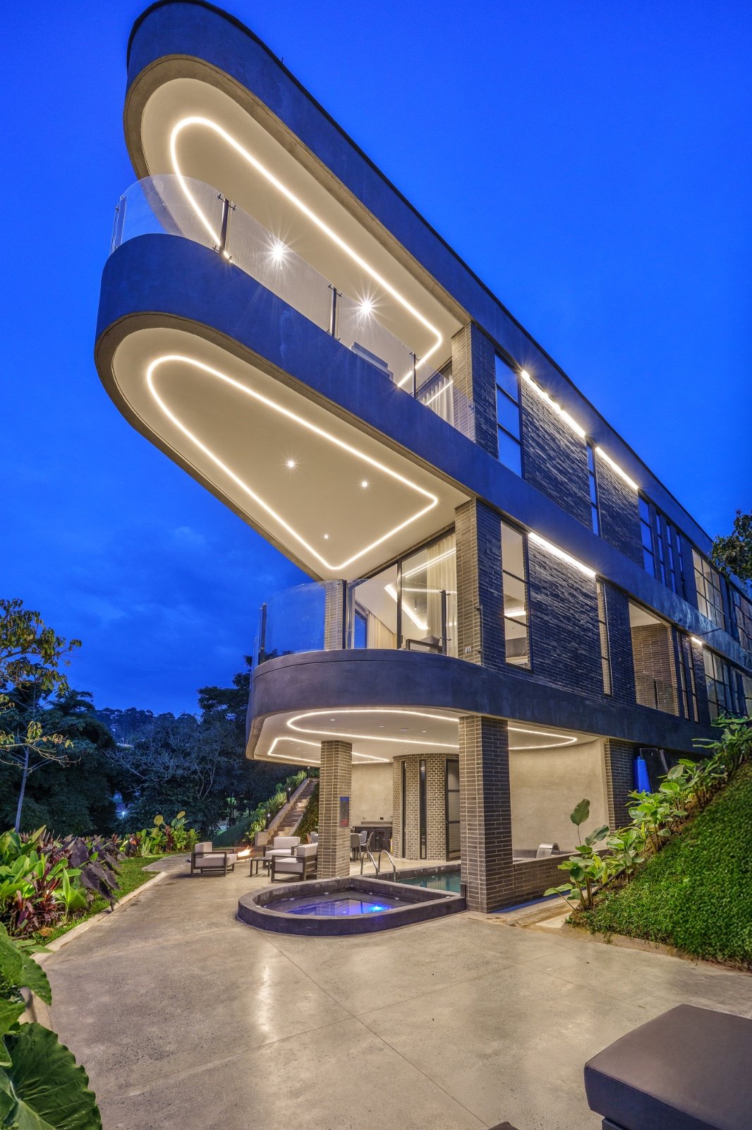 Elite 8-BR Luxury Villa in Envigado | $100M COP/Mo Rental Income — Envigado