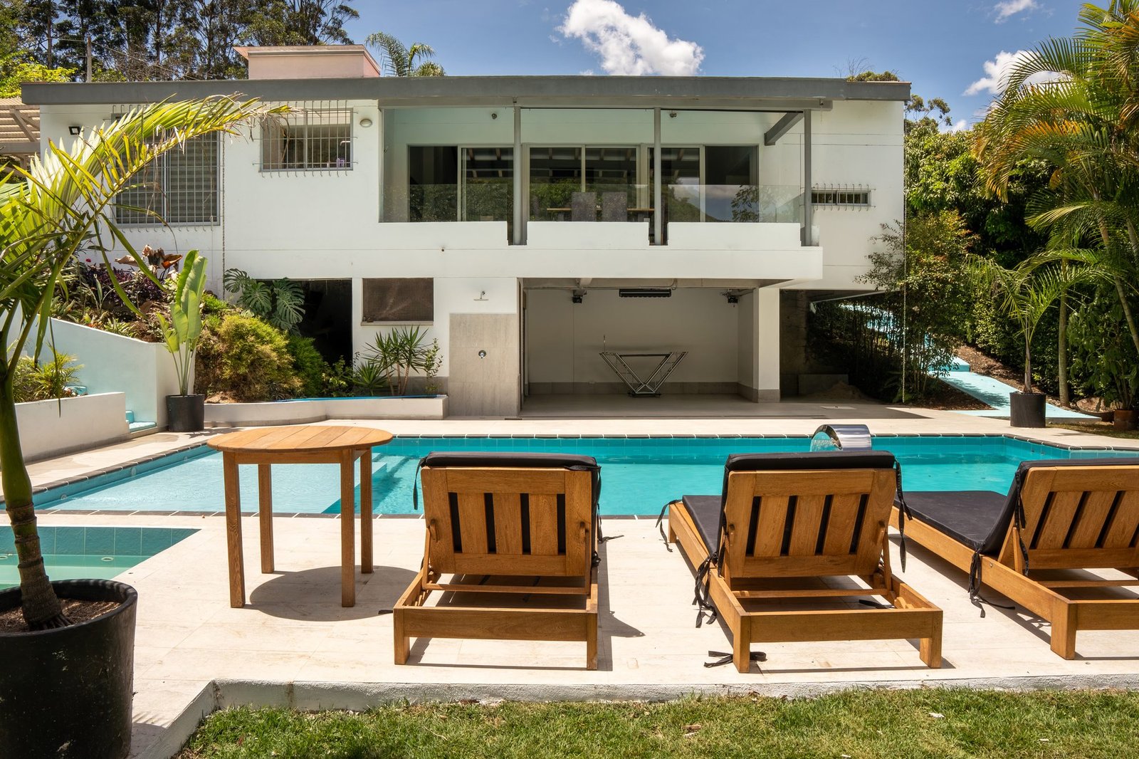 4-Bedroom Country Estate in Copacabana | Brand New Pool and Jacuzzi